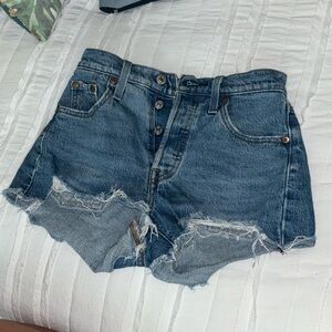 Levi’s Size 23 501 medium wash jean shorts